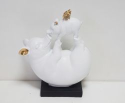 Статуетка прасенца със златни крила