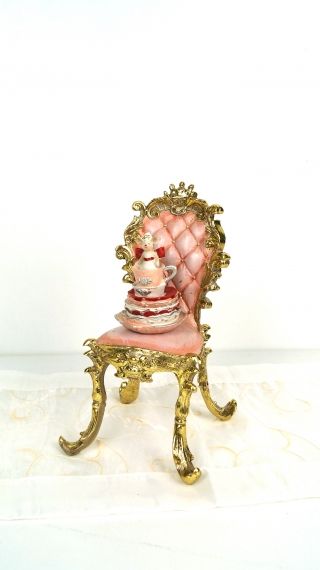 Фигура трон с мишка и чашки 