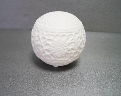 Керамична бяла топка за декорация с флорални мотиви г