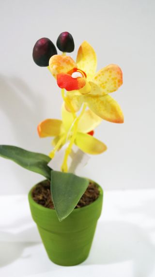 Орхидея в саксия-три цвята/изкуствена/