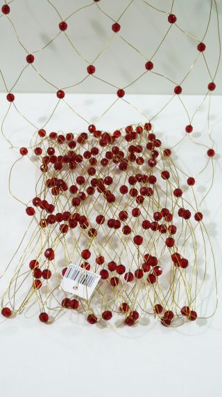 Декоративна мрежа с червени топчета