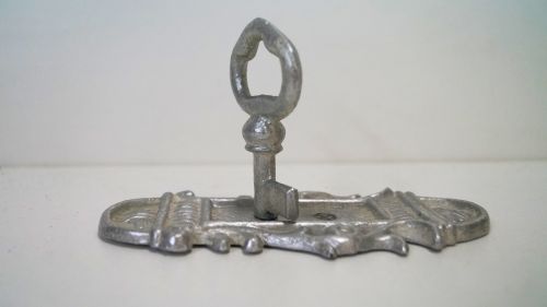 Метална закачалка ключ ретро