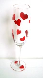 Стъклена чаша за шампанско със сърца