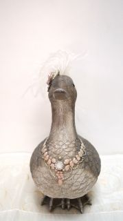 Фигура патица с огърлица и пера