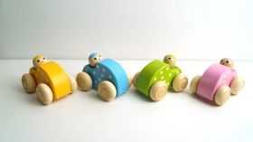 Дървена играчка количка с човече 4 цвята