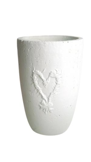 Каменна ваза със сърце цимент г.