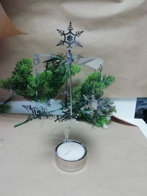Коледен свещник- въртележка със снежинки сребрист