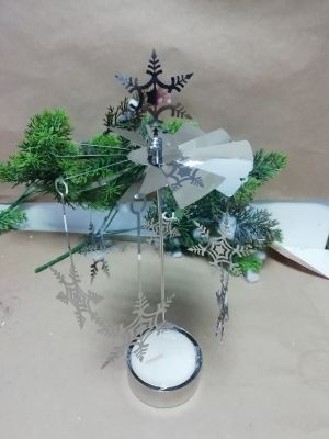 Коледен свещник- въртележка със снежинки сребрист