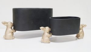 Керамична черна кашпа със златни зайчета