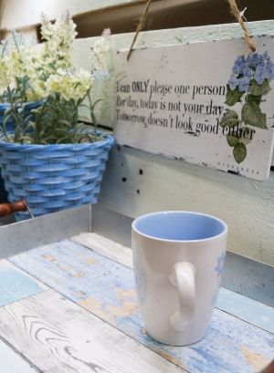Керамична чаша със сини орнаменти