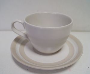 Чаша с чинийка бяла с бежов кант