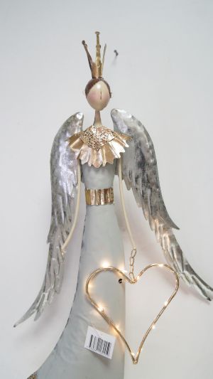Метален ангел със светещо сърце