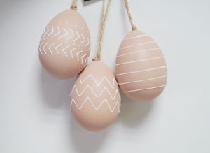 Яйце пласмасово бледо розово с орнаменти висящо
