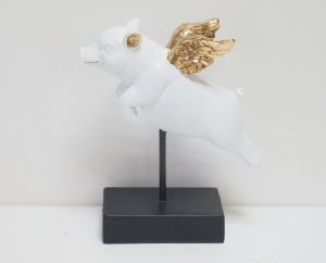 Статуетка прасенце със златни крила