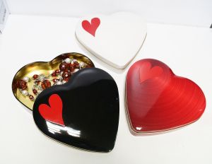 Метална кутия сърце бяла/черна/червена