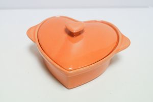 Керамична тавичка-сърце с капак оранжева