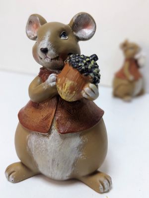 Фигура мишка с жълъд