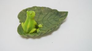 Фигура жаба на листо