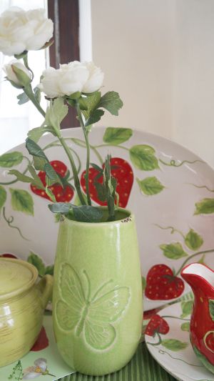 Керамична ваза зелена с пеперуда