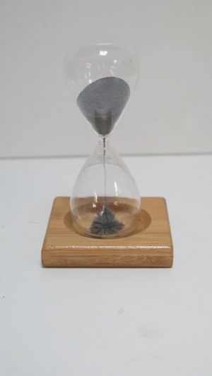 Пясъчен магнитен часовник на дървена поставка м.