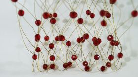 Декоративна мрежа с червени топчета