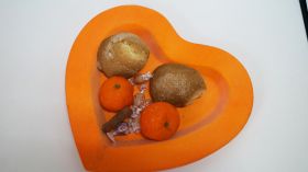 Керамична чиния за плодове сърце оранж