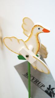 Дървен ветропоказател-патка на клечка
