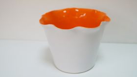 Керамична кашпа бяло/оранжево цвете