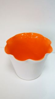 Керамична кашпа бяло/оранжево цвете
