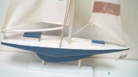 Дървена яхта на стойка с текстилни платна