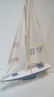 Дървена яхта на стойка с текстилни платна