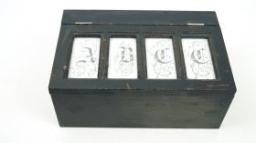 Дървена кутия черна с букви