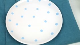 Керамична чиния със сини точки